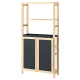 IVAR fyrretræsreol, sorte filtlåger, robust træstel, justerbare hylder, opbevaringsløsning.