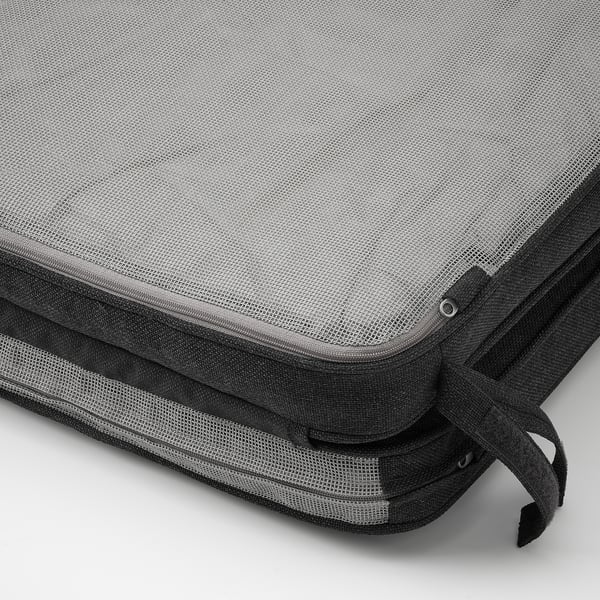 Stablede sorte terrassestolehynder med netbetræk, der viser robust konstruktion og kvalitetsmateriale.