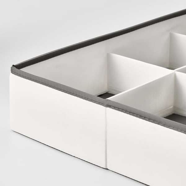 Effektiv skuffearrangør med flere rum, robust stof og et pænt design.