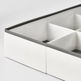 Effektiv skuffearrangør med flere rum, robust stof og et pænt design.
