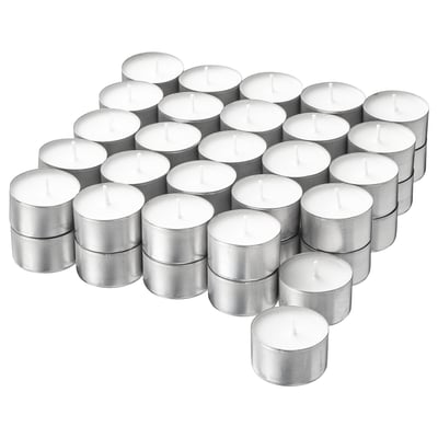 Samling af hvide JUBLA-stearinlys i sølv aluminiumsholdere, arrangeret pænt i rækker, cylindrisk form.