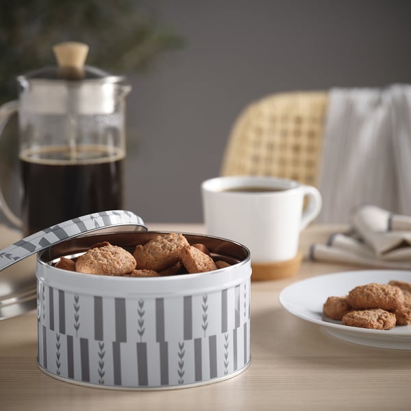 Åbn KAFFEREP kanelkagedåse med kaffe og flere småkager til svensk fika.