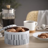 Åbn KAFFEREP kanelkagedåse med kaffe og flere småkager til svensk fika.