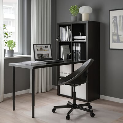 Moderne hjemmekontor: KALLAX skrivebord, bærbar computer, bøger, stol, plante, vindue.