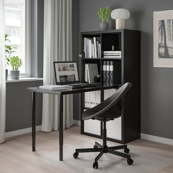 Moderne KALLAX skrivebord, stol, lampe, bøger i hyggeligt hjemmekontor.