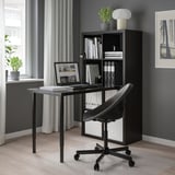 Moderne KALLAX skrivebord, stol, lampe, bøger i hyggeligt hjemmekontor.