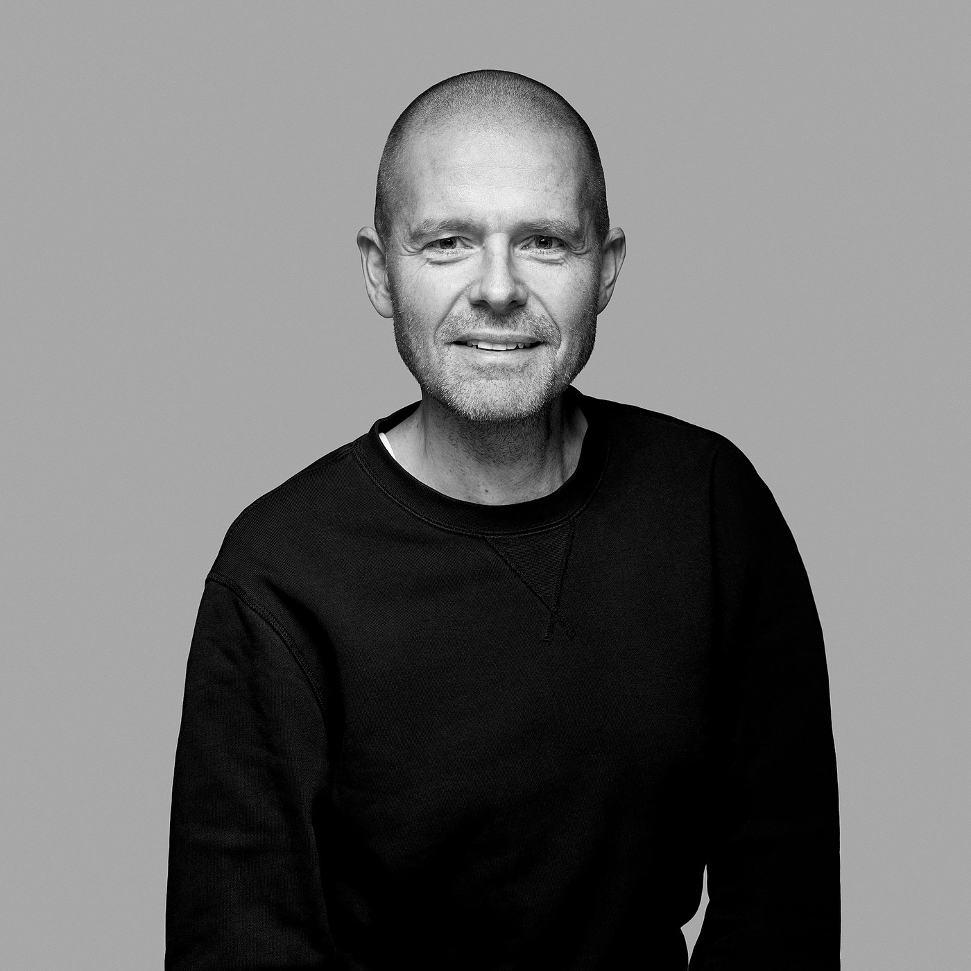 Sort-hvidt portræt af designeren iført en mørk sweater.