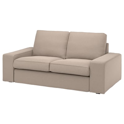 En beige KIVIK sofa med et moderne design, beklædt med slidstærkt, maskinvaskbart chenillestof.