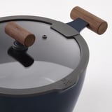 Moderne køkkengrej med træhåndtag; slankt, non-stick design; holdbare materialer.