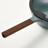 Moderne sauterpande med træhåndtag, mørk turkis, non-stick.