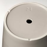 Nærbillede af minimalistisk KLOTLÖNN plantekasse, mat finish, drænhul synligt, 24 præget på bunden.