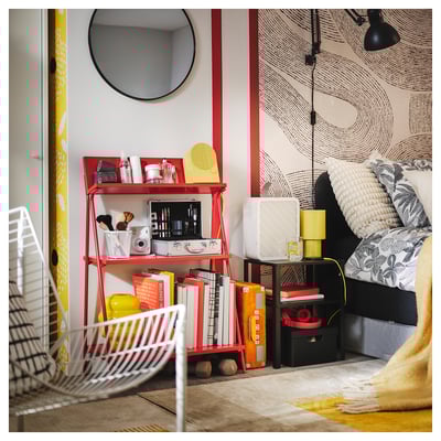 Rød KRÖNIKÖR bogreol med 3 hylder, moderne kantet design.