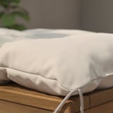 En hynde med robuste bindebånd, placeret på en træoverflade, der viser dens udendørs design af høj kvalitet.