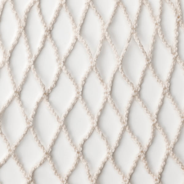 Et nærbillede af tætvævet, beige bomuldsnet, der viser dets indviklede, diamantmønstrede mesh, der fremhæver fint håndværk.