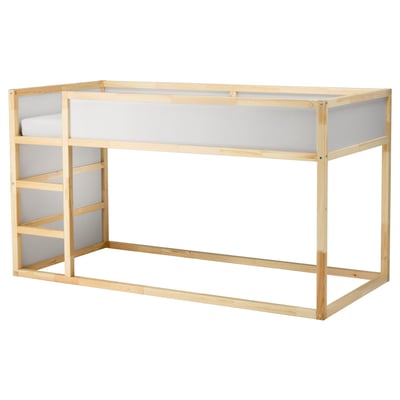 En lys KURA seng i træfarve med hvid madras, med minimalistisk design og en robust ramme.