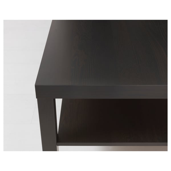 SORTBRUNT bord med slankt design, en synlig hylde, moderne æstetik.