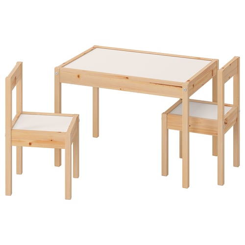 Latt børnebord og stole sæt, lyst naturligt træ, tørre af overflader, enkelt firkantet design.