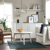 Hyggelig stue med LANDBANA jutetæppe, sofabord og minimalistisk indretning.