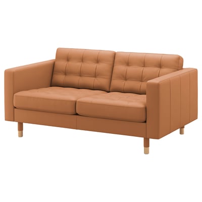 En moderne brun læder loveseat med tuftede ryg- og sædehynder, træben og et slankt design.