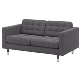 Moderne mørkegråt stof loveseat med tuftet ryg og sæde, kromben og minimalistisk design.