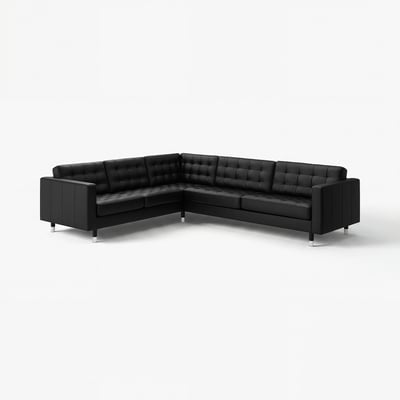 En slank, sort L-formet lædersofa, moderne design med tuftede puder.