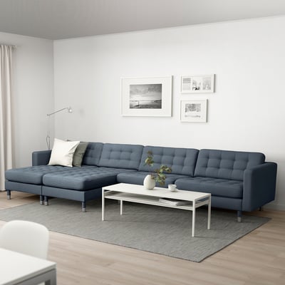 L-formet sofa, sofabord, sort-hvid indretning.