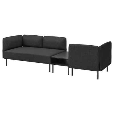 Moderne sort LILLEHEM sofa med mørkegrå hynder, slanke linjer og minimalistisk design.