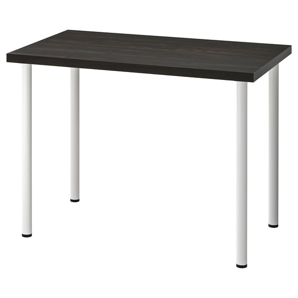 Et LINNMON skrivebord med sort top og sølvben, designet til nem montering og stabilitet på ujævne gulve.