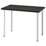 Et LINNMON skrivebord med sort top og sølvben, designet til nem montering og stabilitet på ujævne gulve.
