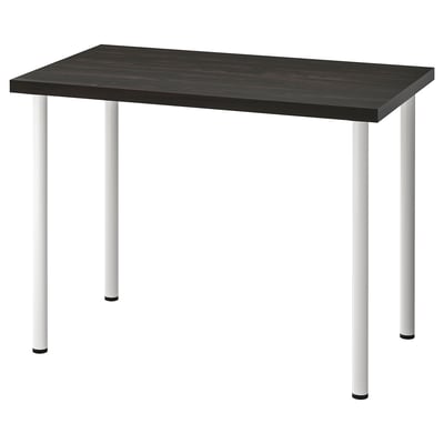 Et LINNMON skrivebord med sort top og sølvben, designet til nem montering og stabilitet på ujævne gulve.