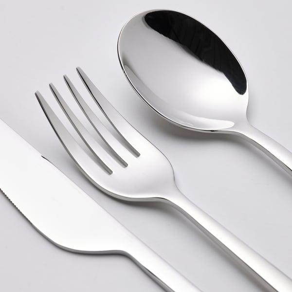 Poleret bestiksæt: inkluderer kniv, gaffel og ske. Rustfrit stål, skinnende finish, glatte håndtag.