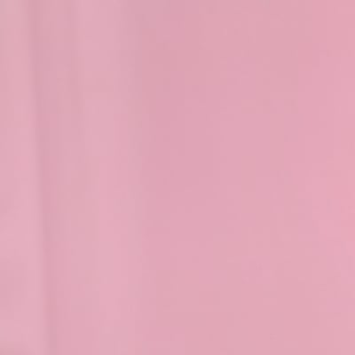 Lyserød massivt badeforhæng med flosset kant, hængende lige, lavet af eva-plast.
