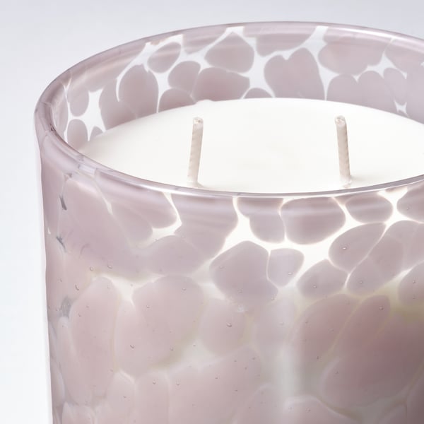 Elegant duftlys i tekstureret glas med tre væger, der emmer af kvalitet og luksus.