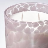 Elegant duftlys i tekstureret glas med tre væger, der emmer af kvalitet og luksus.