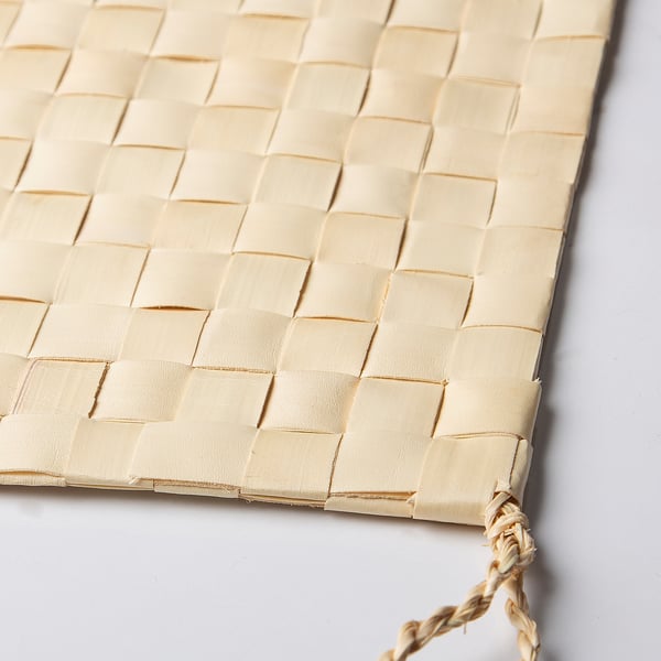 Håndlavet vævet palmebladsdækkeserviet, naturlig beige, pænt flettet kant.