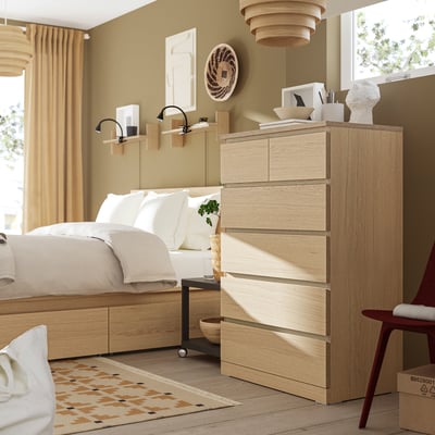 Moderne soveværelse med MALM-kommode i træ og minimalistisk indretning.