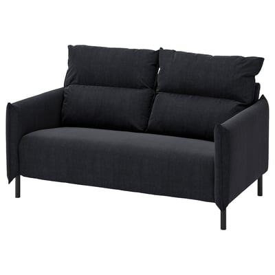 En sort MANNARP loveseat. Den har rene linjer og et moderne design med metalben. De behagelige puder er betrukket med polyester- og bomuldsblanding.