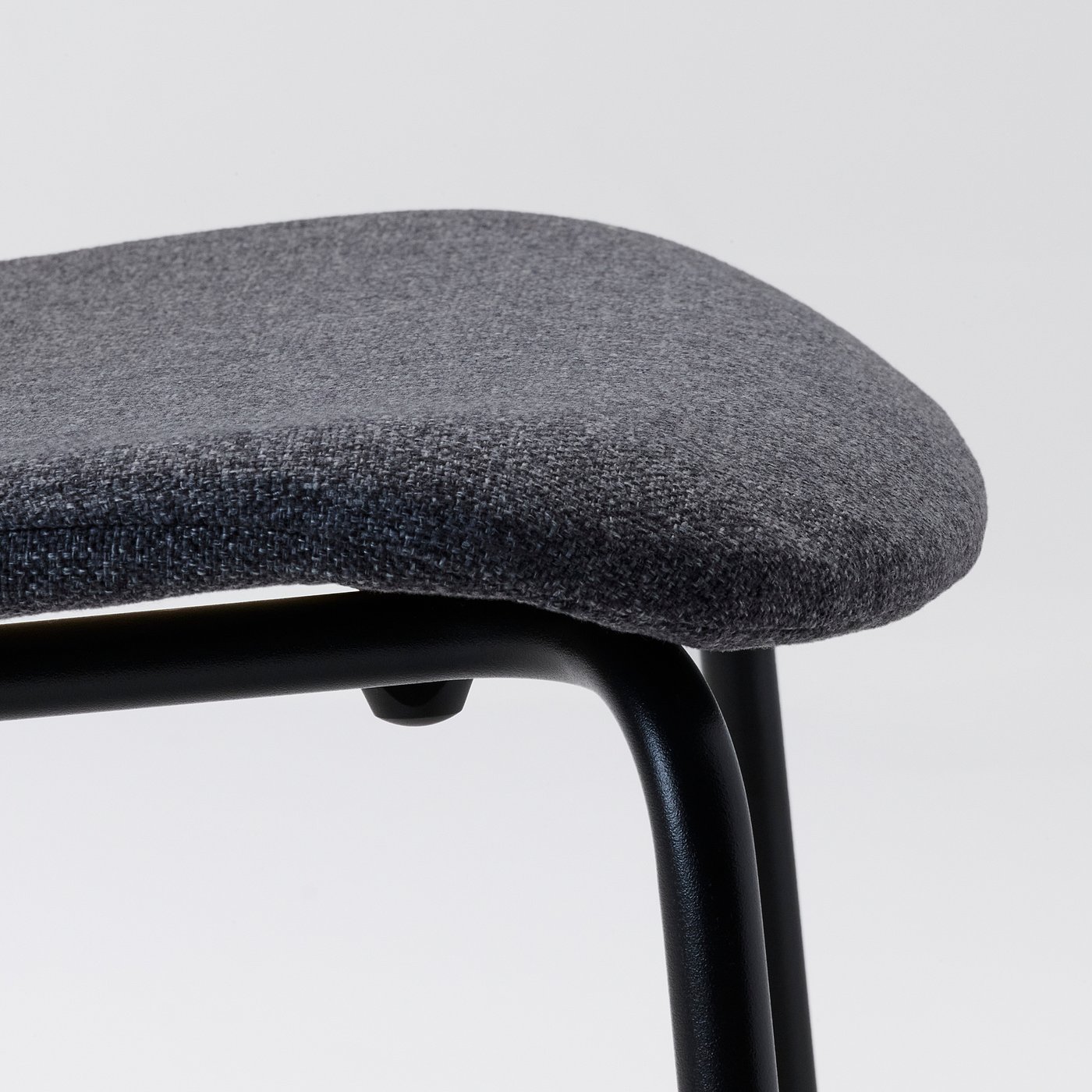 Møbelmontering MARIEDAMM / KARLPETTER Bord og 4 stole, sort marmormønstret/GUNNARED mellemgrå sort, 105 cm
