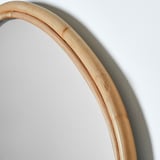 Rattan-indrammet spejl, håndlavet, naturlige kurver, minimalistisk design; Se nærbillede af indviklede vævedetaljer.