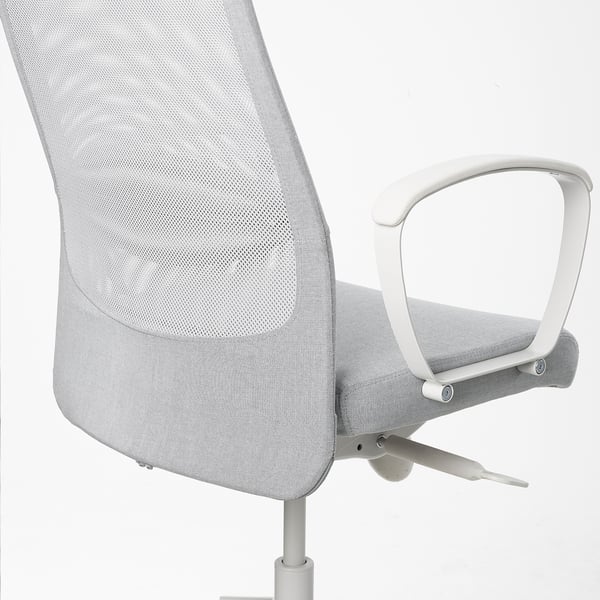 Ergonomisk kontorstol med justerbare armlæn og hældning, designet til komfort og støtte.