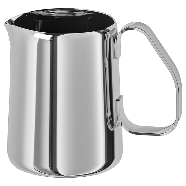 Sølvfarvet mælkekande i rustfrit stål med ergonomisk håndtag, velegnet til piskning af mælk med et slankt og funktionelt design.