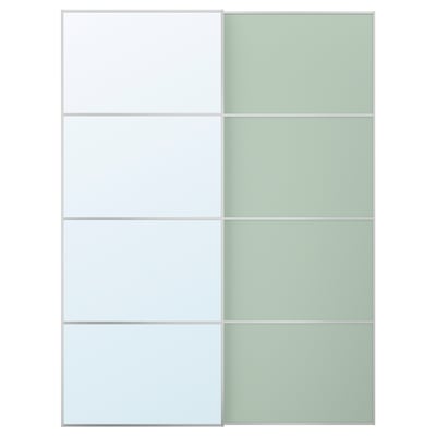 Et moderne, minimalistisk skab med skydedøre. Den ene side har matteret glas, den anden side er hvid med et slankt design.