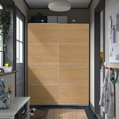 MEHAMN-garderobe , lysebrune skydedøre, aluminium og fiberplader, høj, minimalistisk, hjørnepasform.