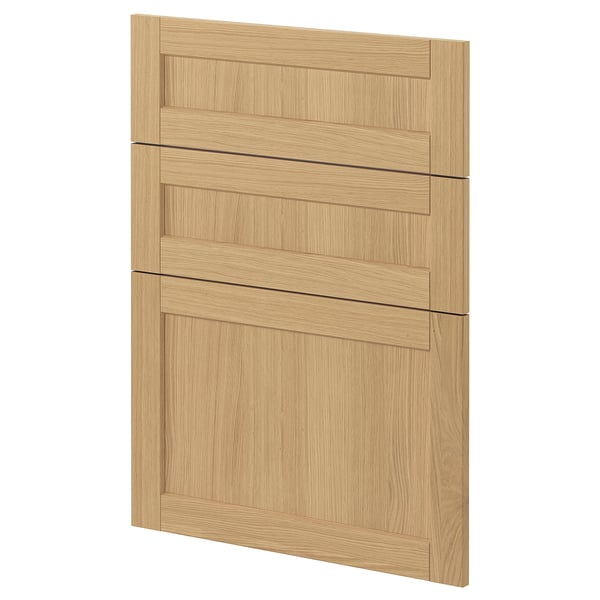 En lys skabslåge i træ fra ikeas METOD-system, med egefiner og skrå kanter, designet til et klassisk køkkenlook.