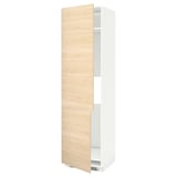 Et højt køkkenskab fra METOD med lyse asketræsmønstrede askersundslåger, hvid ramme og justerbare hylder.