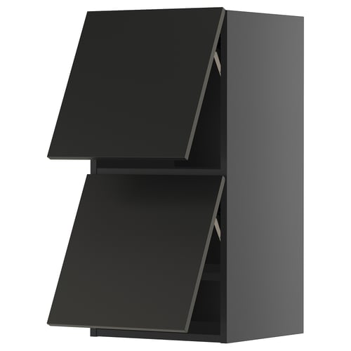Sort moderne væghængt køkkenskab med fladskærme og minimalistisk design.