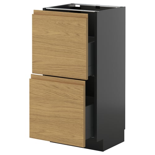 Moderne køkkenenhed, sort bund, træskuffer, egetræsfinish, to skuffer, minimalistisk design.