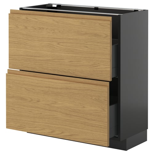 På billedet ses et moderne køkkenskab fra ikea METOD-serien, med egetræsfarvede voxtorp-fronter og et minimalistisk design.