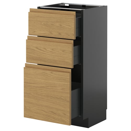Moderne køkkenenhed med mørkegrå bund og lysebrune egetræsskuffer, slankt og minimalistisk design.