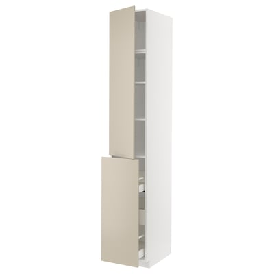Moderne køkkenskab i beige, højt med åbne hylder og skuffer.